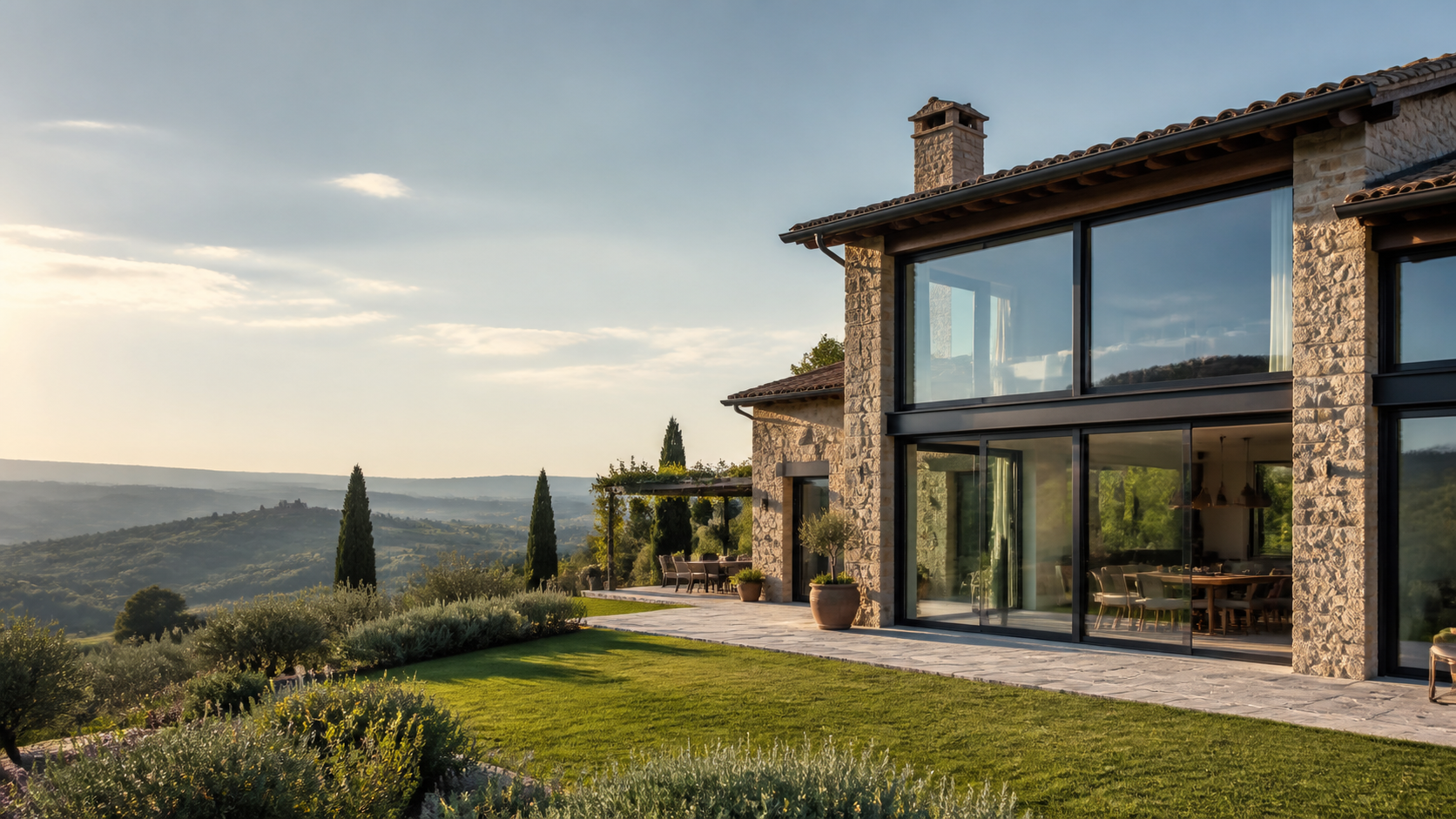 Casa con grandi vetrate sulle colline toscane