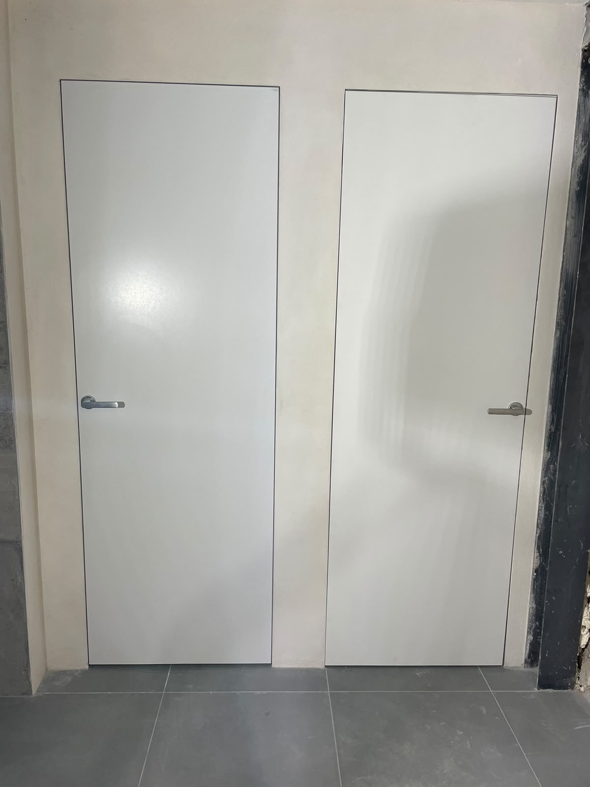 Due porte interne bianche filo muro installate