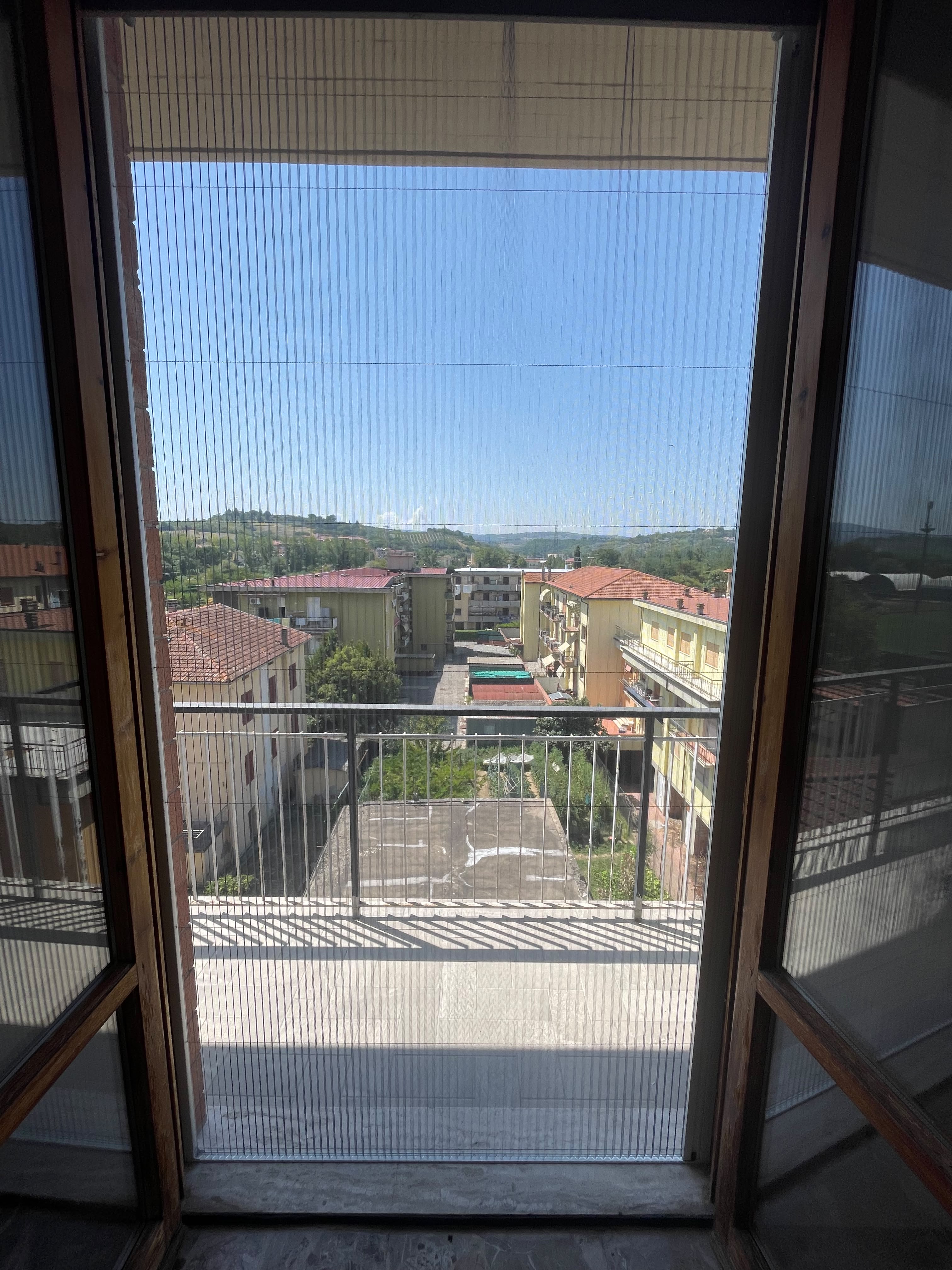 Zanzariera installata su una porta finestra